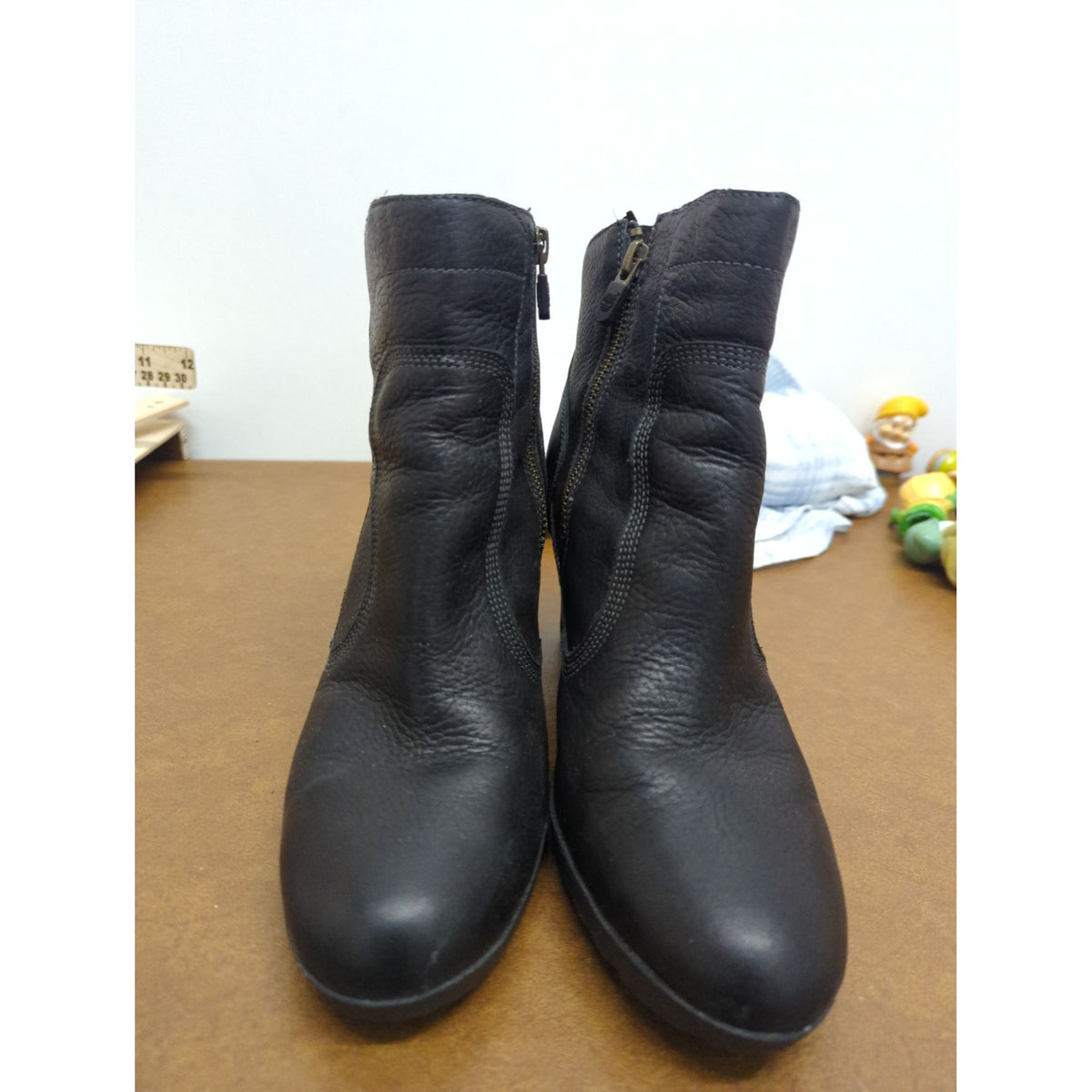 Timberland Black Leather Heeled Ankle Boots Womens Size 8.5 Side Zipper