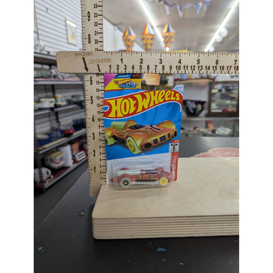 Hot Wheels Retro-Active Quarter Mile Heroes 4/5 Diecast Car In Blister Packaging Glow-In-The-Dark Feature 2021 Release