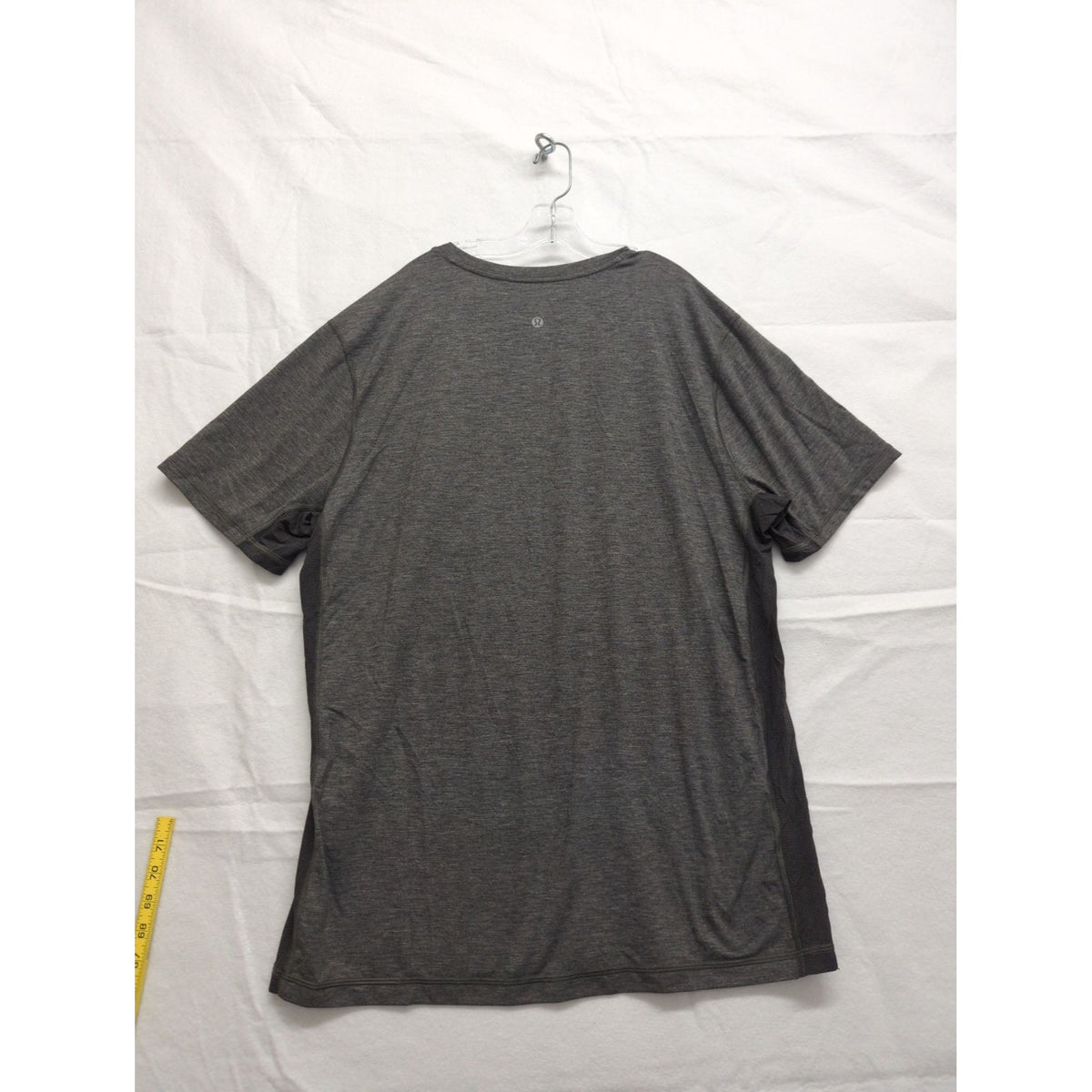 Lululemon Mens Gray Short Sleeve Performance T-Shirt With Mesh Panels Size XL