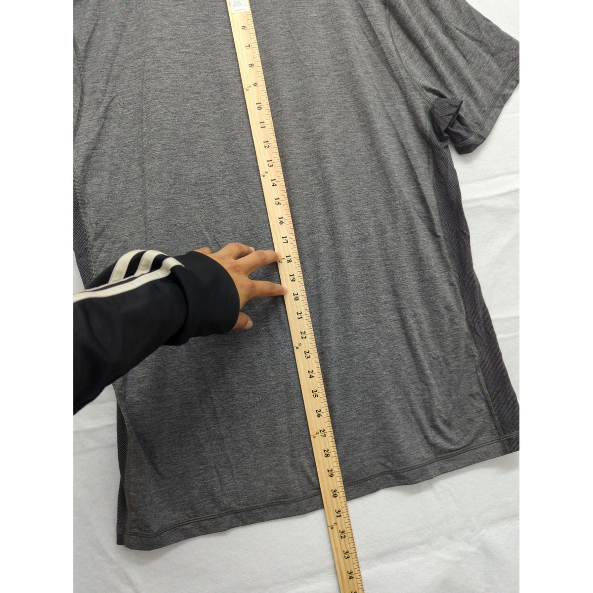 Lululemon Mens Gray Short Sleeve Performance T-Shirt With Mesh Panels Size XL