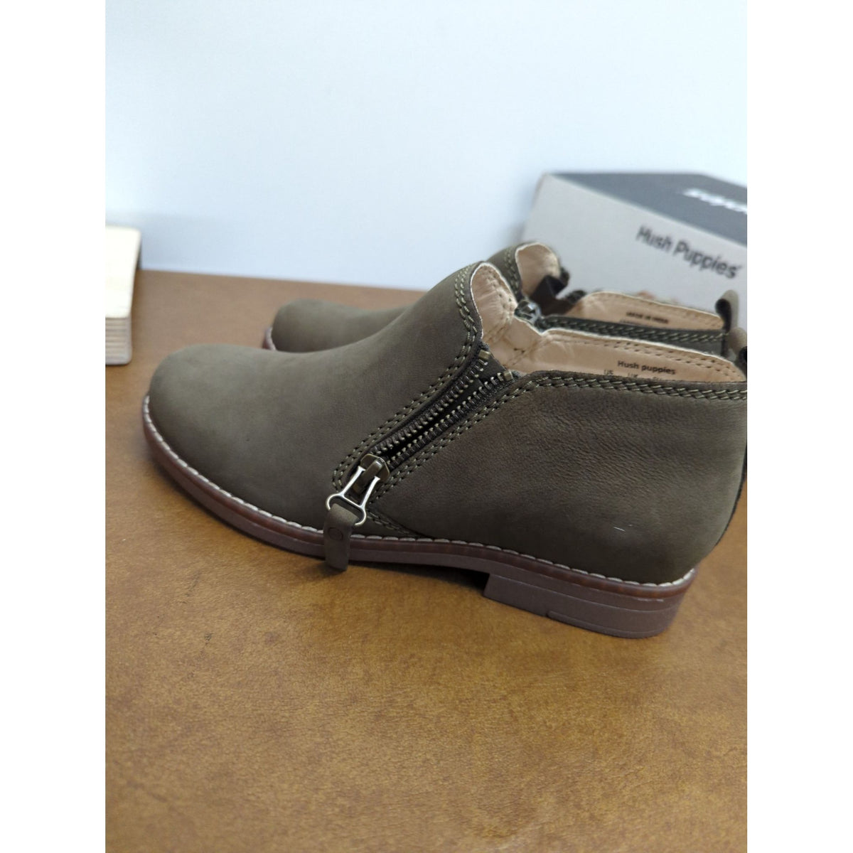 Hush Puppies Womens Mazin Cayto Dark Olive Nubuck Shoes Size 6 US Wide Fit Comfortable & Stylish Design With Zippers.