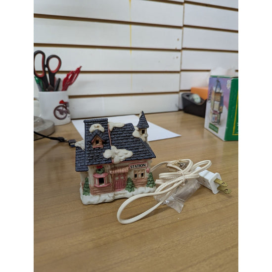 Dickens Collectables Sugar Creek County Light-Up Train Station