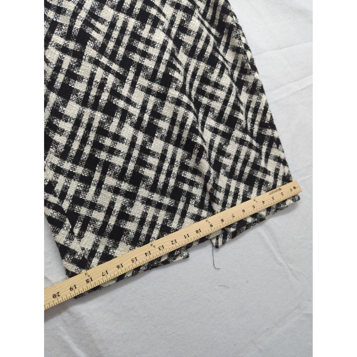 White House Black Market Plaid Pencil Skirt Size 8 Black & White Tweed Back Zip 24" Length