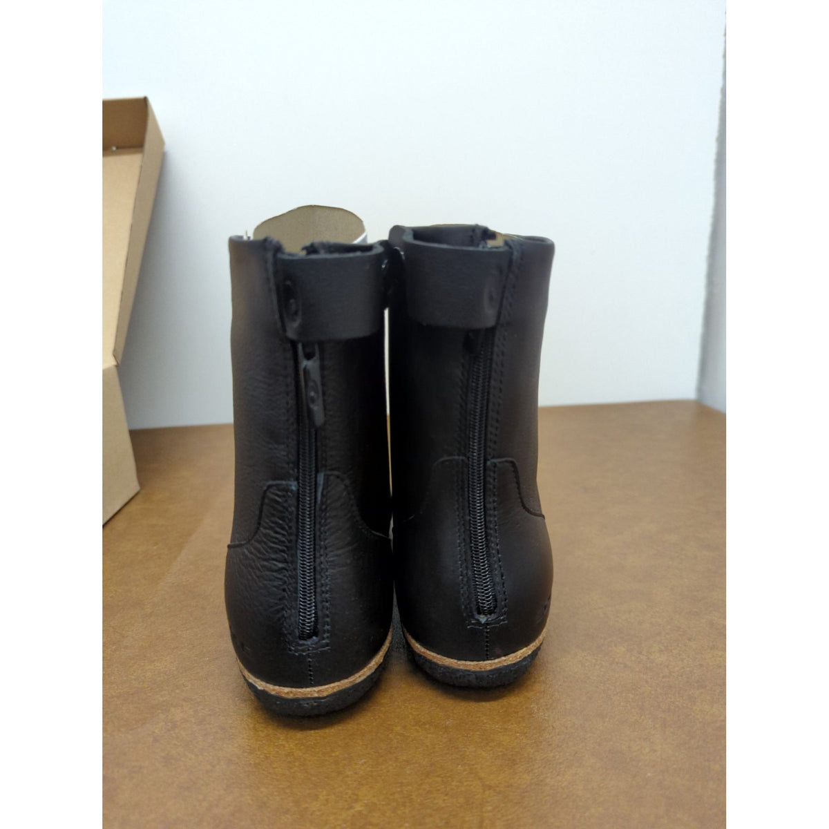 Sole District Womens Black Leather Ankle Boots W7.5 With Box