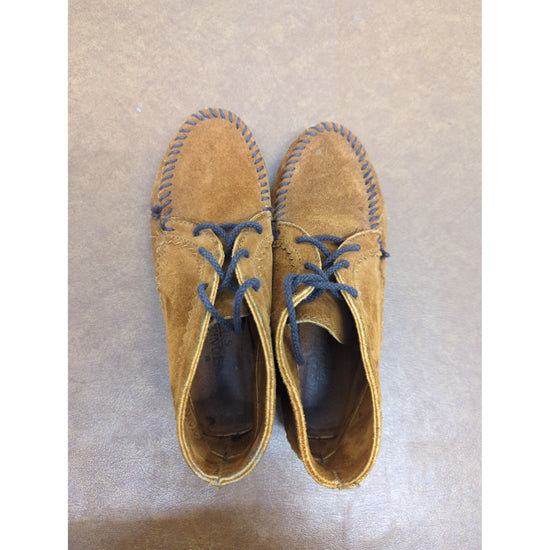 Minnetonka Brown Suede Moccasin Boots With Blue Stitching & Laces Rubber Sole Size 7.5 Pre-Owned