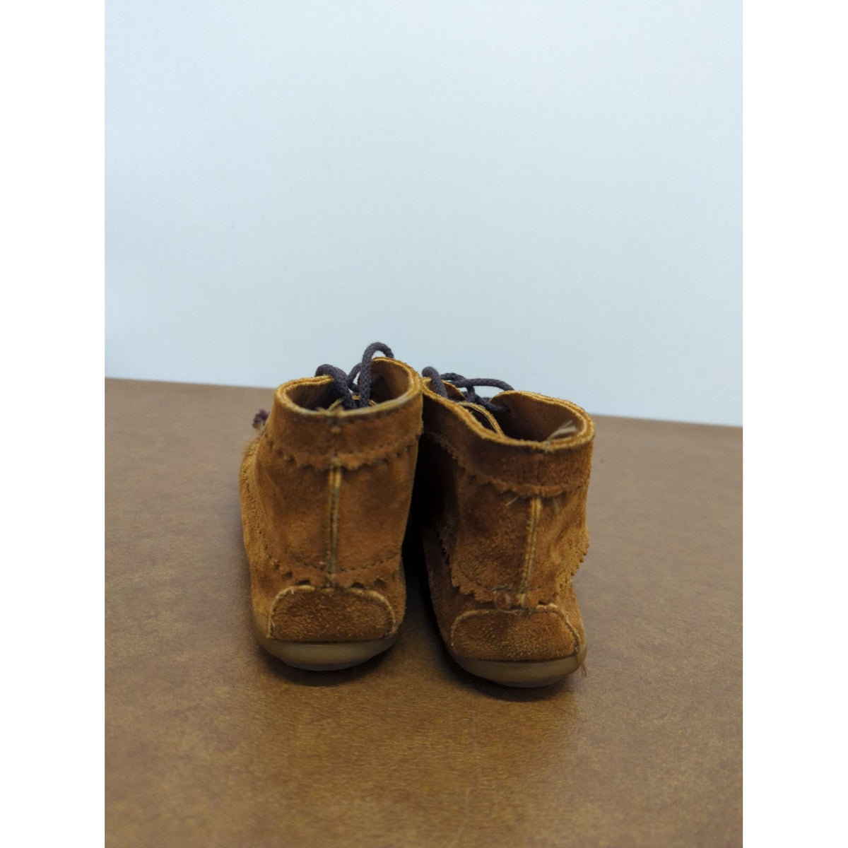 Minnetonka Brown Suede Moccasin Boots With Blue Stitching & Laces Rubber Sole Size 7.5 Pre-Owned