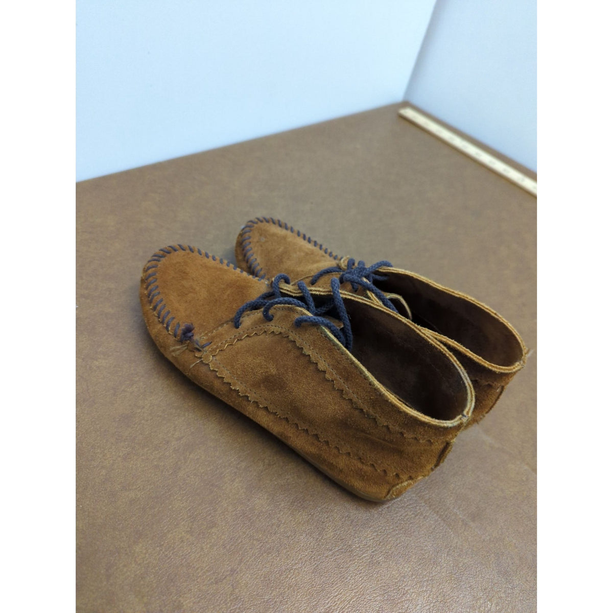 Minnetonka Brown Suede Moccasin Boots With Blue Stitching & Laces Rubber Sole Size 7.5 Pre-Owned