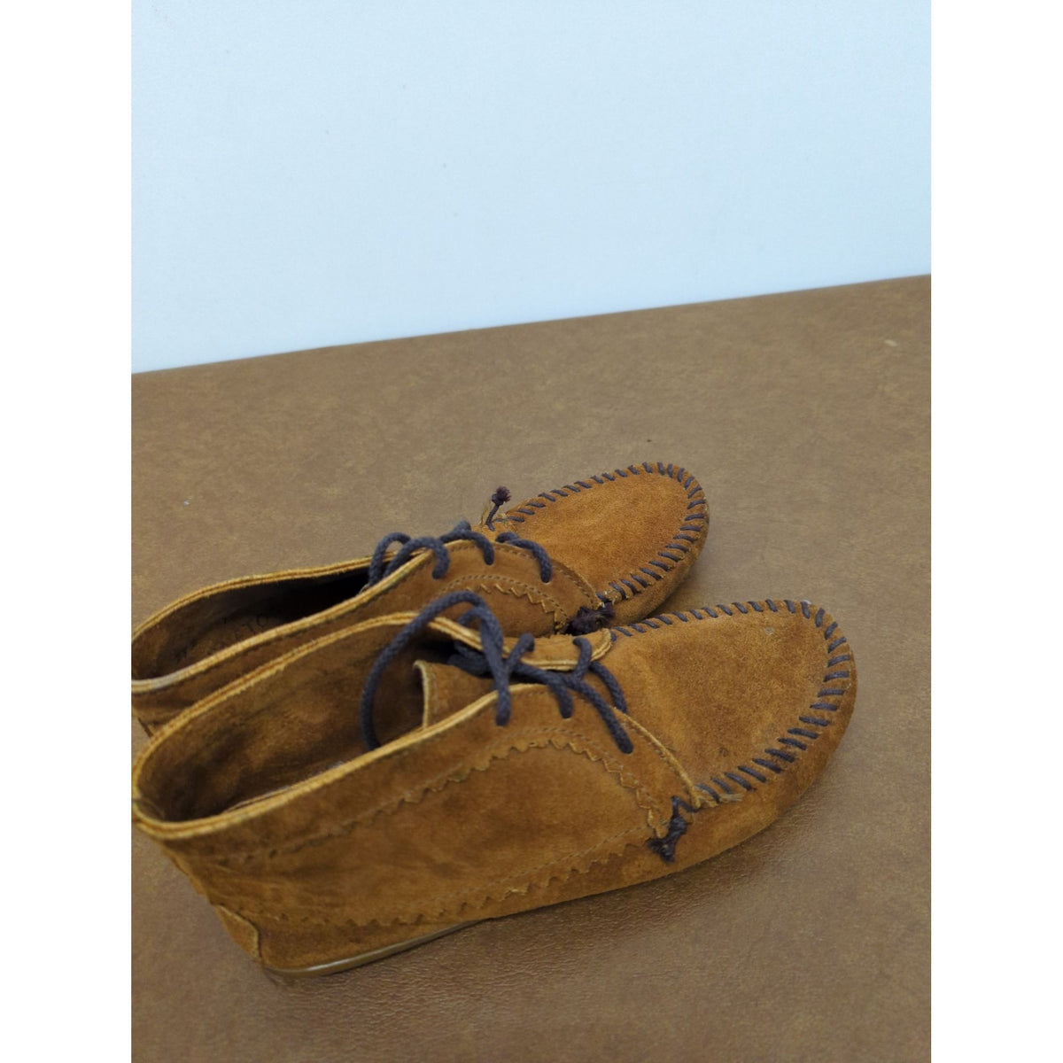 Minnetonka Brown Suede Moccasin Boots With Blue Stitching & Laces Rubber Sole Size 7.5 Pre-Owned