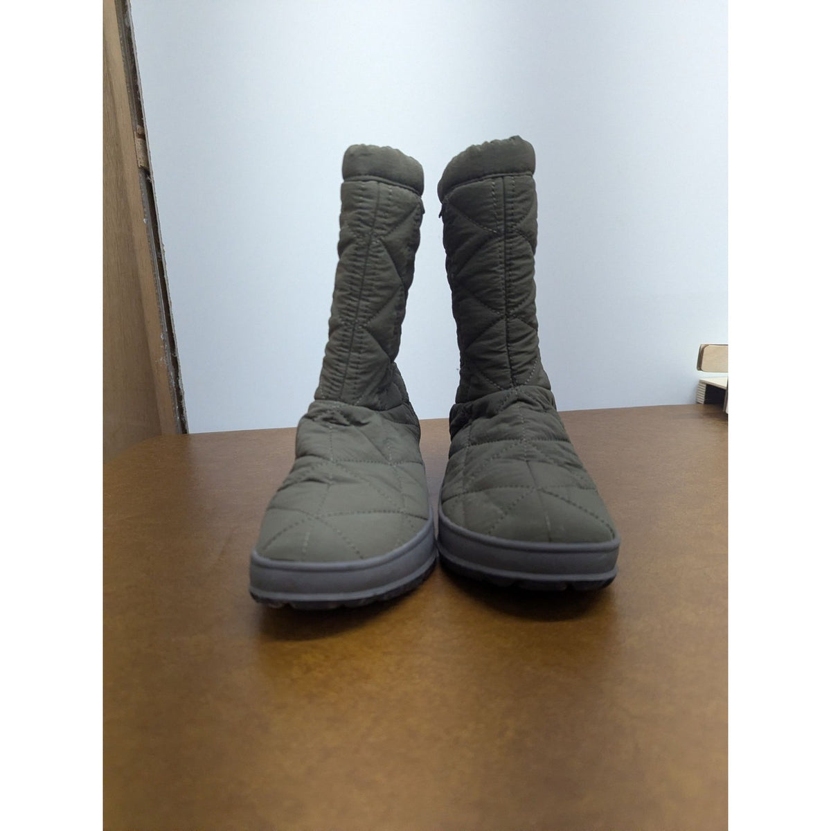 Bogs Womens Snowday Mid Boots Size 6 Olive Green Quilted Faux Fur Lining Waterpr