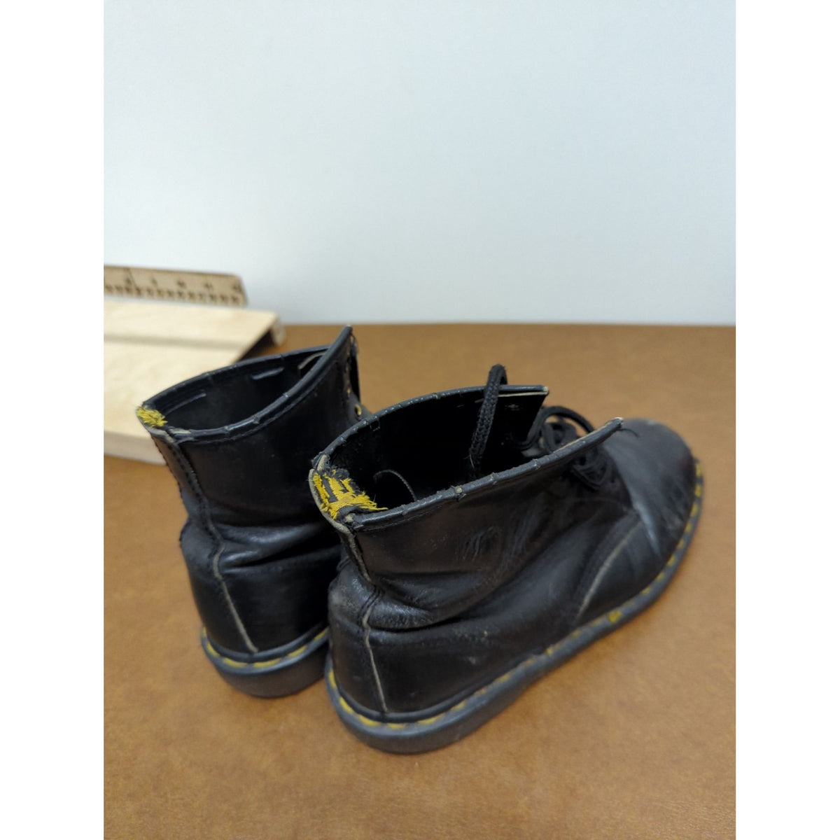 Dr. Martens Black Leather Lace-Up Combat Boots Pre-Owned Size 9