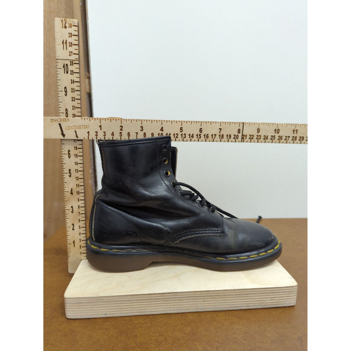 Dr. Martens Black Leather Lace-Up Combat Boots Pre-Owned Size 9