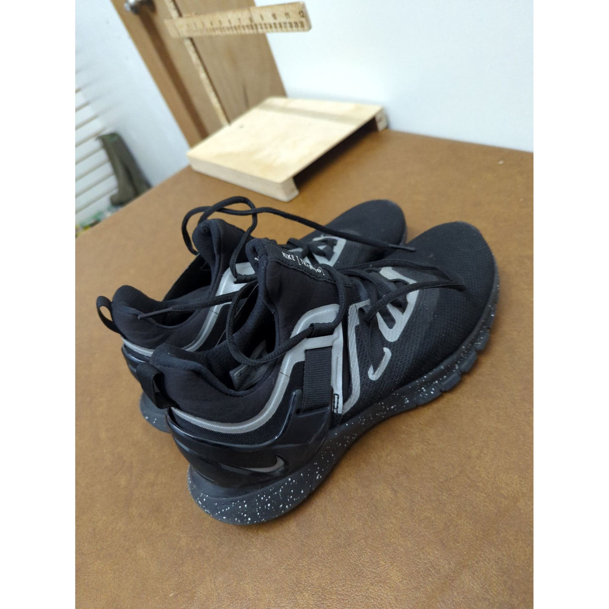 Nike Training Black & Gray Athletic Shoes Mens Size 9.5 Lightweight & Breathable Mesh Non-Slip Rubber Sole Pre-Owned