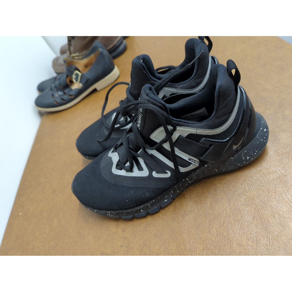 Nike Training Black & Gray Athletic Shoes Mens Size 9.5 Lightweight & Breathable Mesh Non-Slip Rubber Sole Pre-Owned