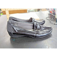 LifeStride Womens Black Crocodile Embossed Loafers With Metal Accent Comfortable