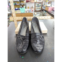 LifeStride Womens Black Crocodile Embossed Loafers With Metal Accent Comfortable