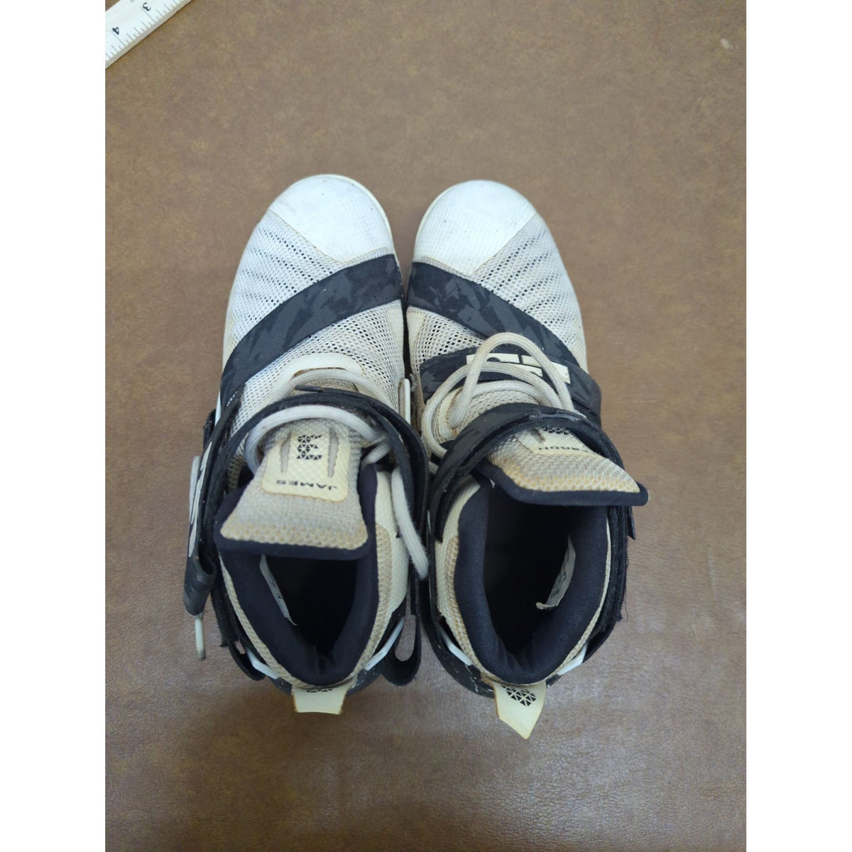 Nike Mens Basketball Shoes Beige/Black Size 8 With Speckled Sole