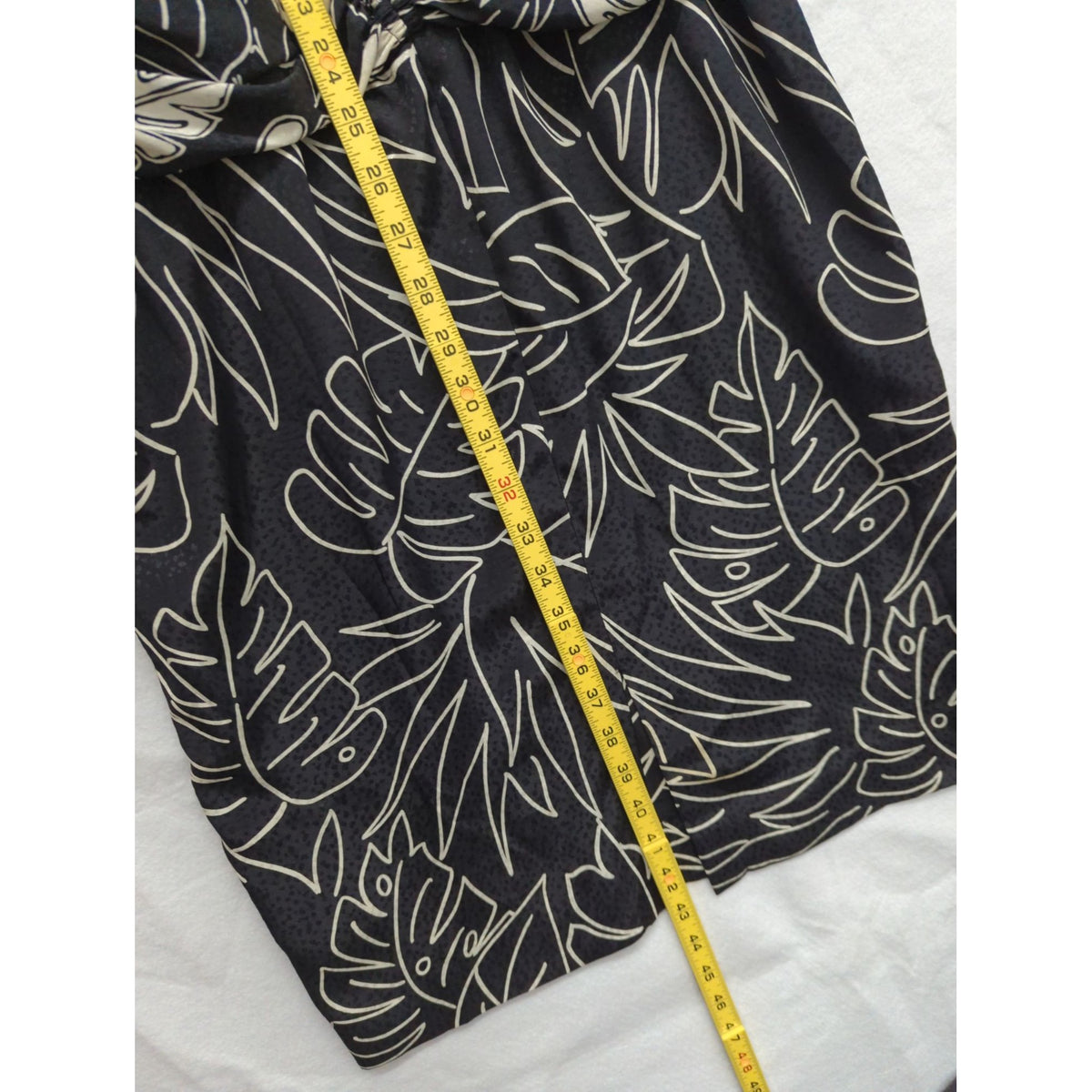 Black & White Leaf Print Ruched Midi Dress Size 8 Made In Korea 100% Polyester