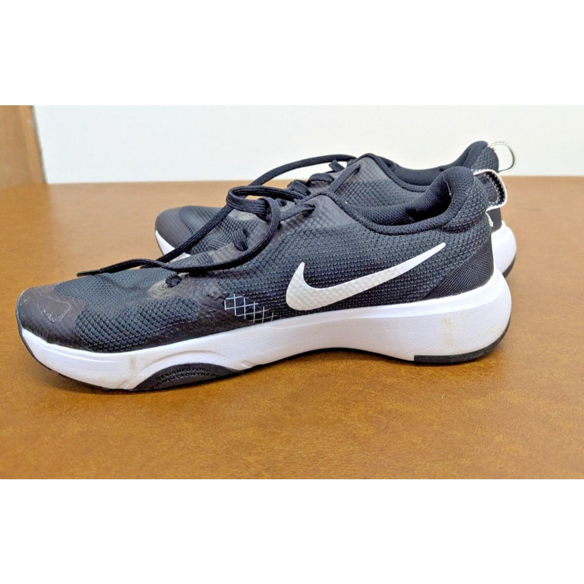 Nike Womens Black & White Athletic Shoes Size 7.5 Lightweight Mesh Comfortable S