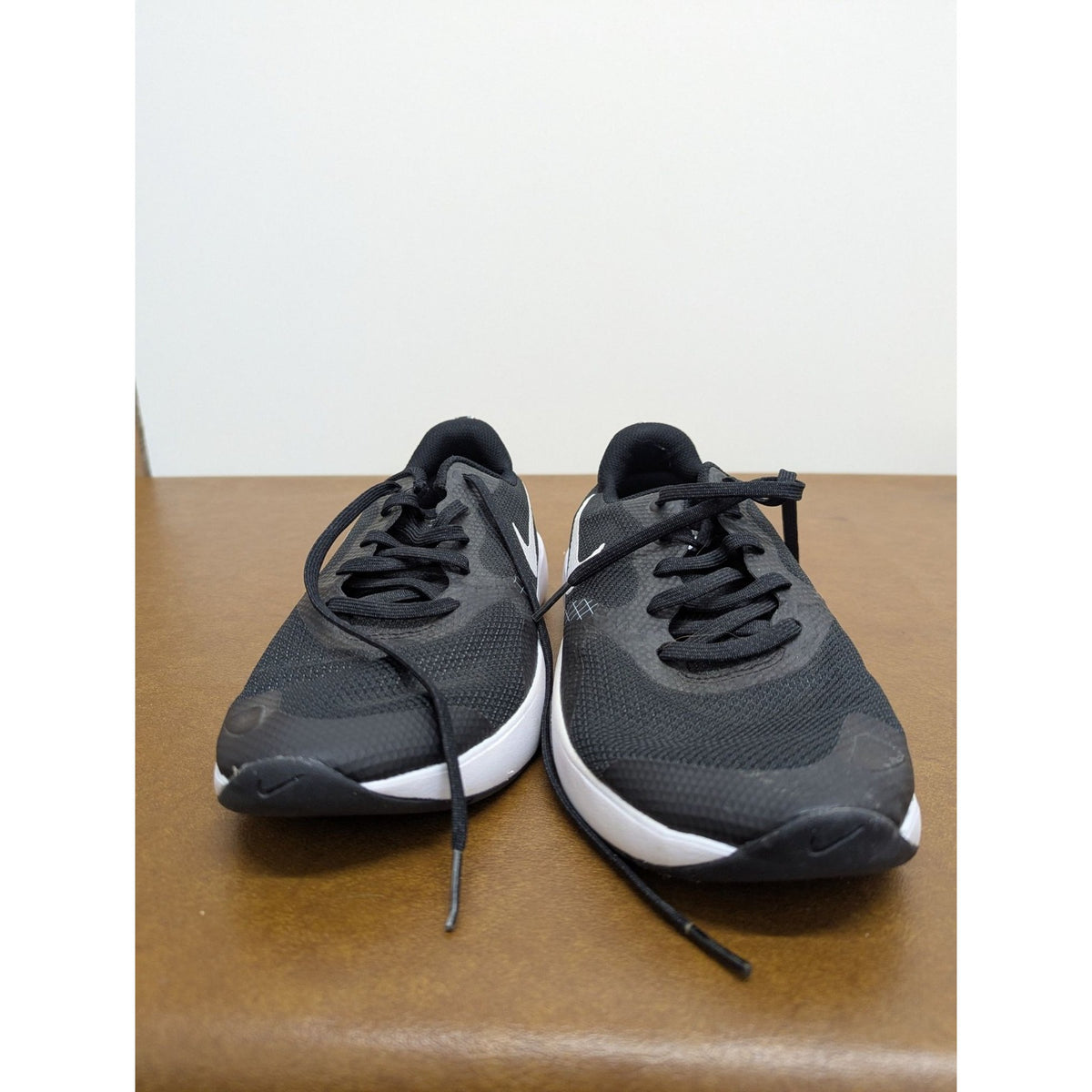 Nike Womens Black & White Athletic Shoes Size 7.5 Lightweight Mesh Comfortable S
