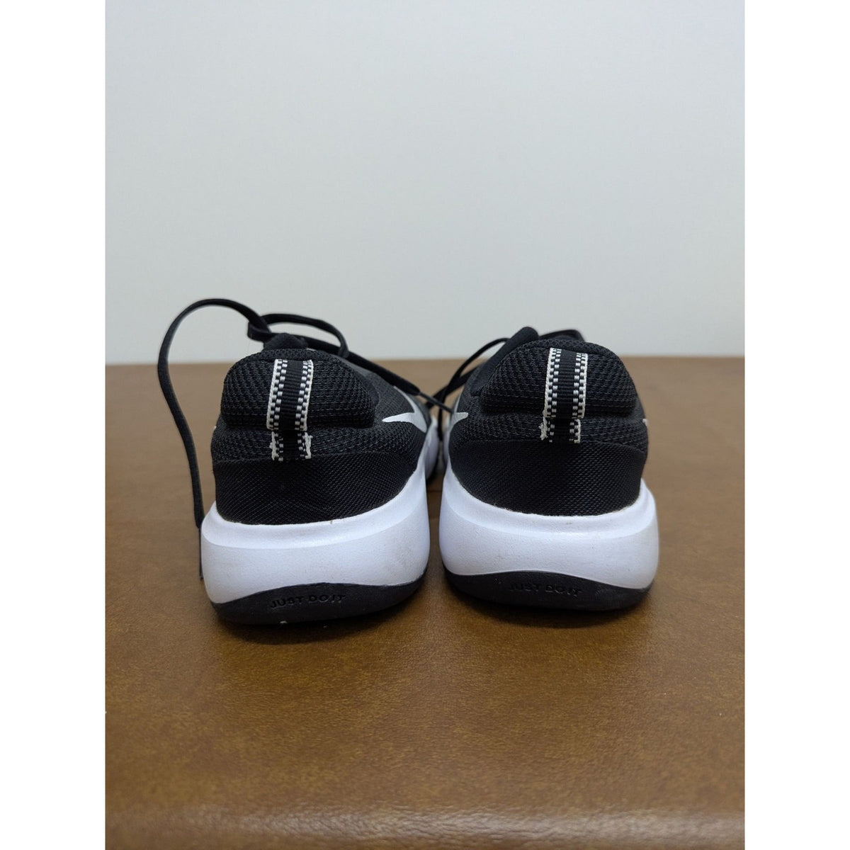 Nike Womens Black & White Athletic Shoes Size 7.5 Lightweight Mesh Comfortable S